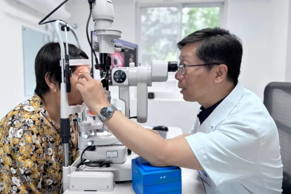 醫(yī)德醫(yī)風(fēng) | 愛(ài)爾眼科王林農(nóng)：守護(hù)生命希望，在“刀尖起舞”的光明篆刻師