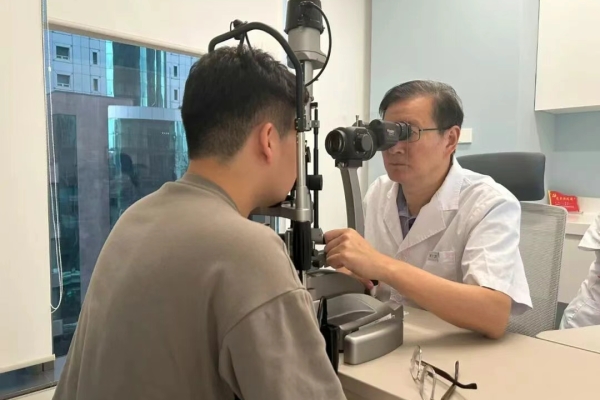 醫(yī)德醫(yī)風(fēng) | 愛(ài)爾眼科李拓：懷仁心步履不停，用人文溫度點(diǎn)亮每一分光明希望