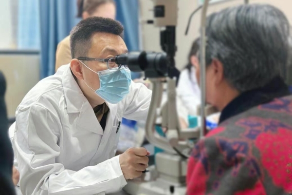醫(yī)德醫(yī)風(fēng)丨愛(ài)爾眼科吳桐：以仁心鑄醫(yī)魂，做眼眶病患者的“光明守護(hù)者”